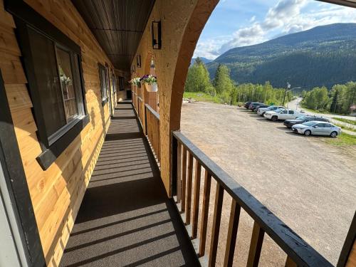 ทัศนียภาพภายนอกโรงแรม, Avola Mountain Lodge in บลูริเวอร์ (BC)