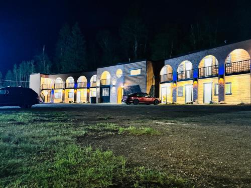 ทัศนียภาพภายนอกโรงแรม, Avola Mountain Lodge in บลูริเวอร์ (BC)