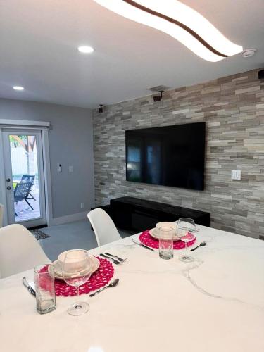 SH West Palm Beach 3 Bedroom PBI Airport Tropical Chic in West Palm Beach, USA