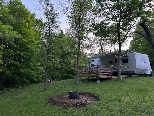 Salmon River RV camping in Cloyne (ON)
