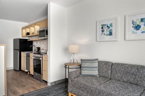 One-Bedroom Queen Suite