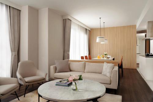 2 Bedroom Suite, Bedroom 1: 1 King, Bedroom 2: 1 Queen, City view, Balcony