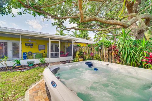 Hobe Sound Villa w/ Screened Porch: 4 Mi to Beach in Hobe Sound