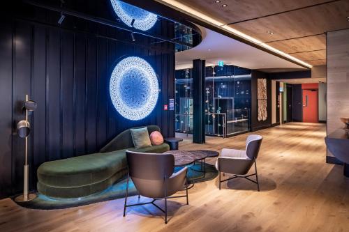 Előcsarnok, QT Auckland near Auckland Harbour Híd