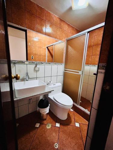 Twin Room with Private Bathroom image 1