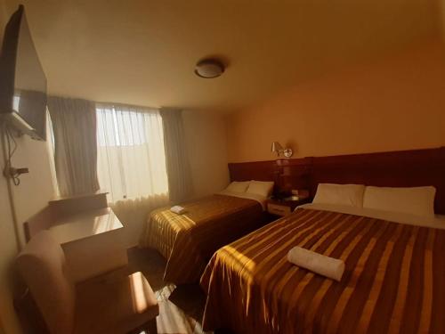 Twin Room with Private Bathroom image 3