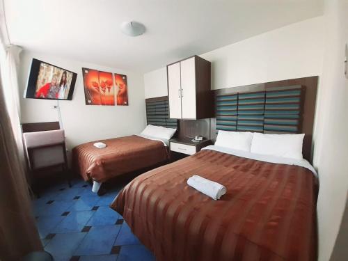 Twin Room with Private Bathroom image 2