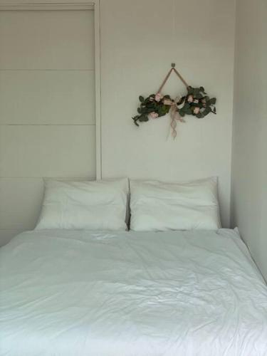 Hongik Univ Station House