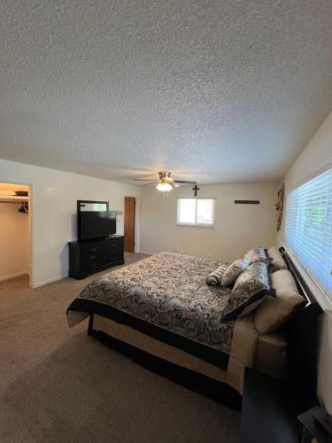 Redding 3 Bedroom with a Pool