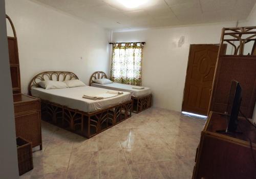 1 double bed, 1 twin bed