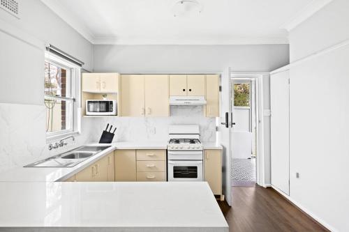 Classic Double Room - Centrally Located at Narwee - Shared Bathroom - Clemton Park