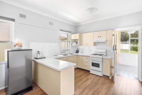 Cozy Queen Room in Narwee - Next to Stations & Shops - Shared Bathroom - Little Forest
