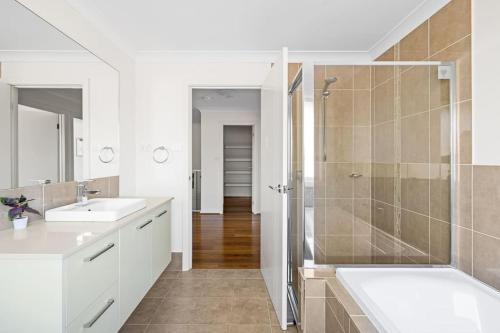 Serene Double Room in Panania - Close to Stations & Shops - Shared Bathroom - Englorie Park
