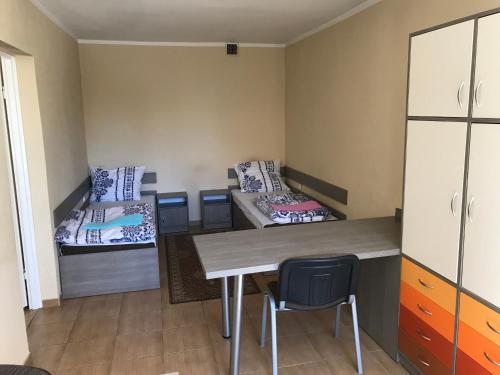 2 twin beds, 1 sofa bed