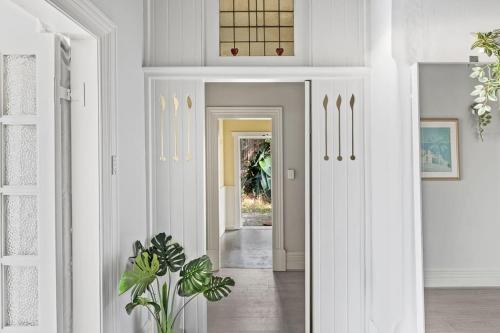 Cozy Queen Room - Nearby Transport & Shop - Shared Bathroom in Felső északi part