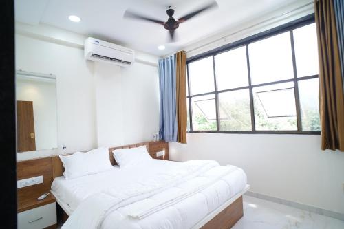 Hotel MADHAVAN INN in Wai