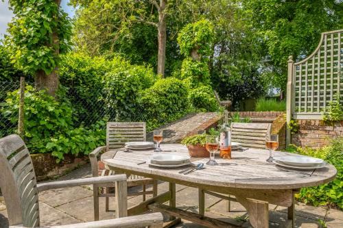 Dārzs, Dedham Vale Cottage with Swimming Pool mid May to mid Sep - Yew Tree Barn in Layham