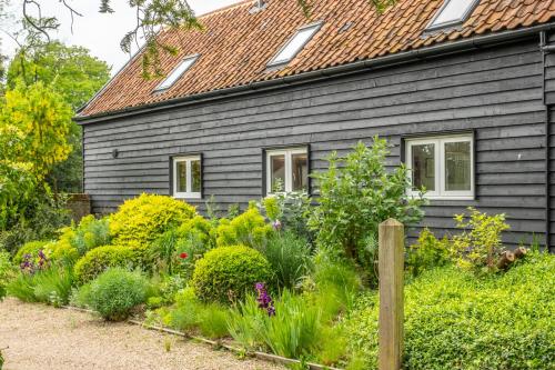 Viesnīcas āriene, Dedham Vale Cottage with Swimming Pool mid May to mid Sep - Yew Tree Barn in Layham