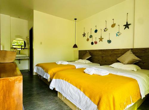 2 twin beds