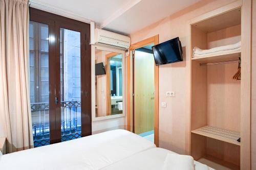 Hostal Fina - image 4