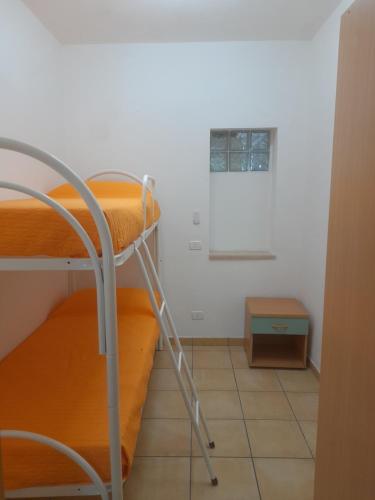 2 bedrooms, 4 beds