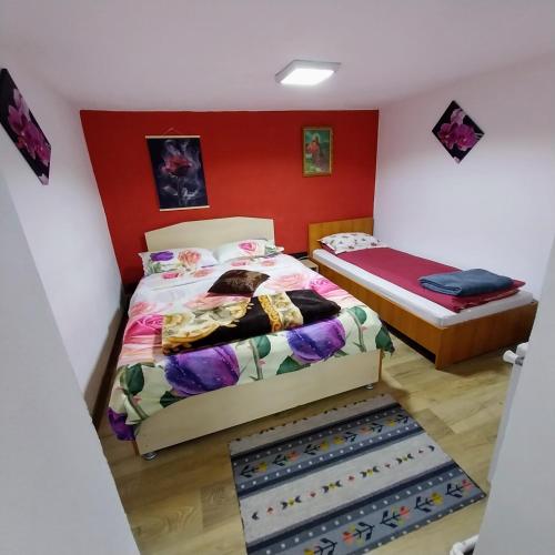 1 double bed, 1 twin bed