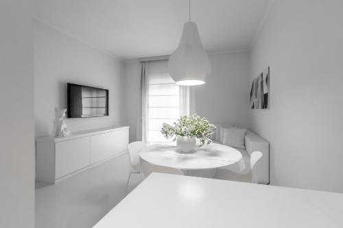 Luxury White, Rzym