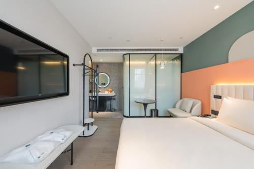 Jimu Double Room room in Atour X Hotel Shanghai Jing'an Temple