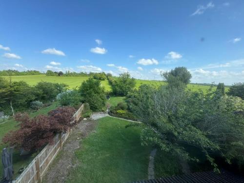 Wonderful 3 Bed House with Garden nr City Centre in Red Cross