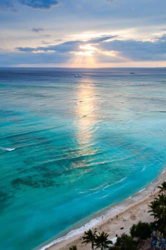 Hyatt Regency Waikiki Beach Resort & Spa