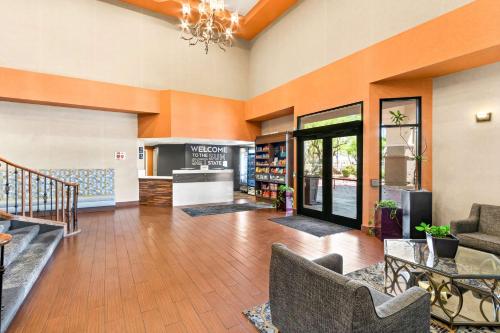 Hampton Inn & Suites Phoenix-Goodyear - image 11
