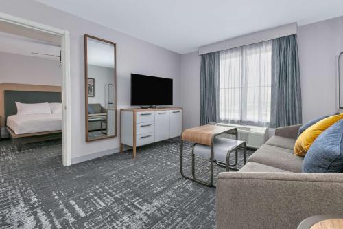 1 king bed, 1 sofa bed