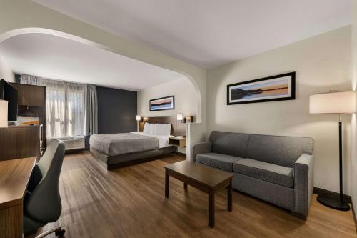 Quality Inn & Suites Matthews - image 11