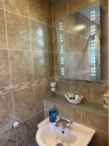 Deluxe Double/Triple Room Ensuite image 6