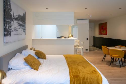 1 queen bed, 1 sofa bed