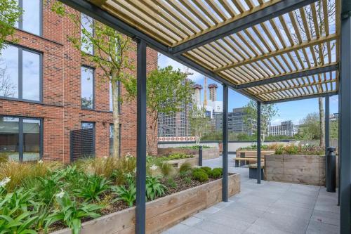 City Centre Deluxe with amazing Garden Terrace - Pass the Keys - image 2