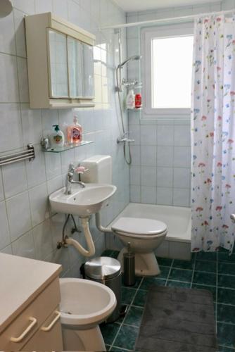 2 double beds, 1 twin bed