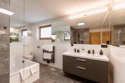 浴室, Zugspitz Suites Lermoos by ALPS RESORTS in 萊爾莫斯