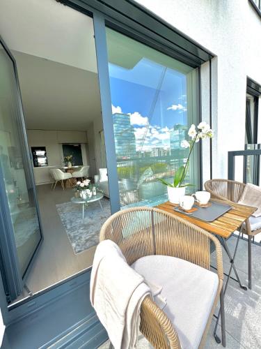 Rentero NEW Modern, River View APT near Prague City Center, Praha (fotografie 4)