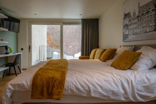 1 queen bed, 1 sofa bed