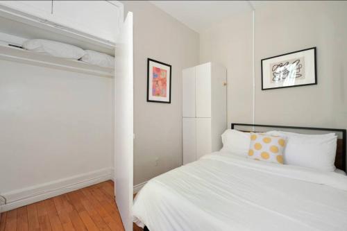 Urban Sunshine Cozy 1-Bedroom in Nycs Heart in New York, USA