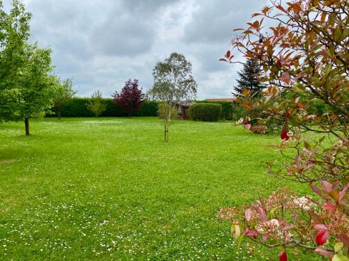 Chez Lucie et Compagnie pavillon familial avec beau jardin