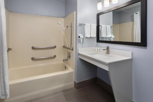 Baymont by Wyndham Brunswick GA - image 11