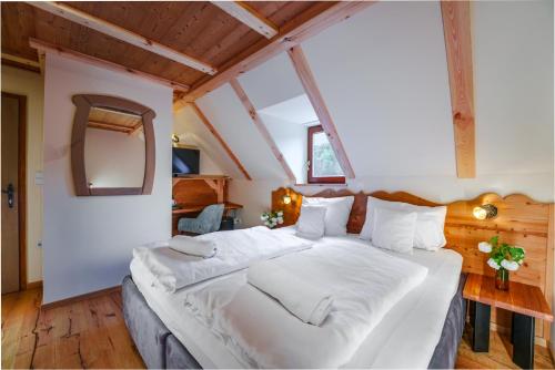 Double or Twin Room with Mountain View