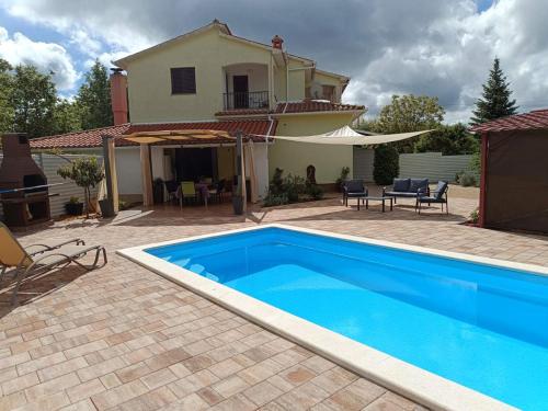 泳池, Green Oasis Near Barban - A House with a Pool, pet frendly in 巴班