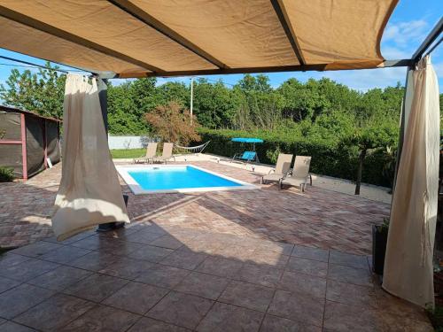 陽台/露台, Green Oasis Near Barban - A House with a Pool, pet frendly in 巴班