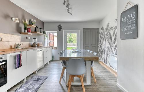 Beautiful Home In Plussin With Kitchen - Location saisonnière - Pélussin
