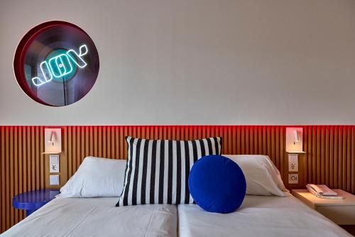 Double Room with Side Sea View image 8