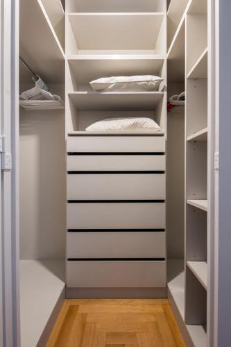 Meadows - Luxury 3-Bedroom Apartment in Athens - image 14