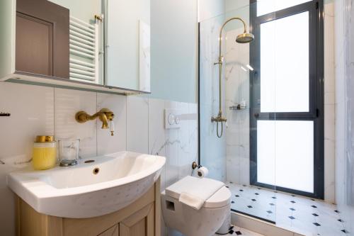 Meadows - Luxury 3-Bedroom Apartment in Athens - image 8